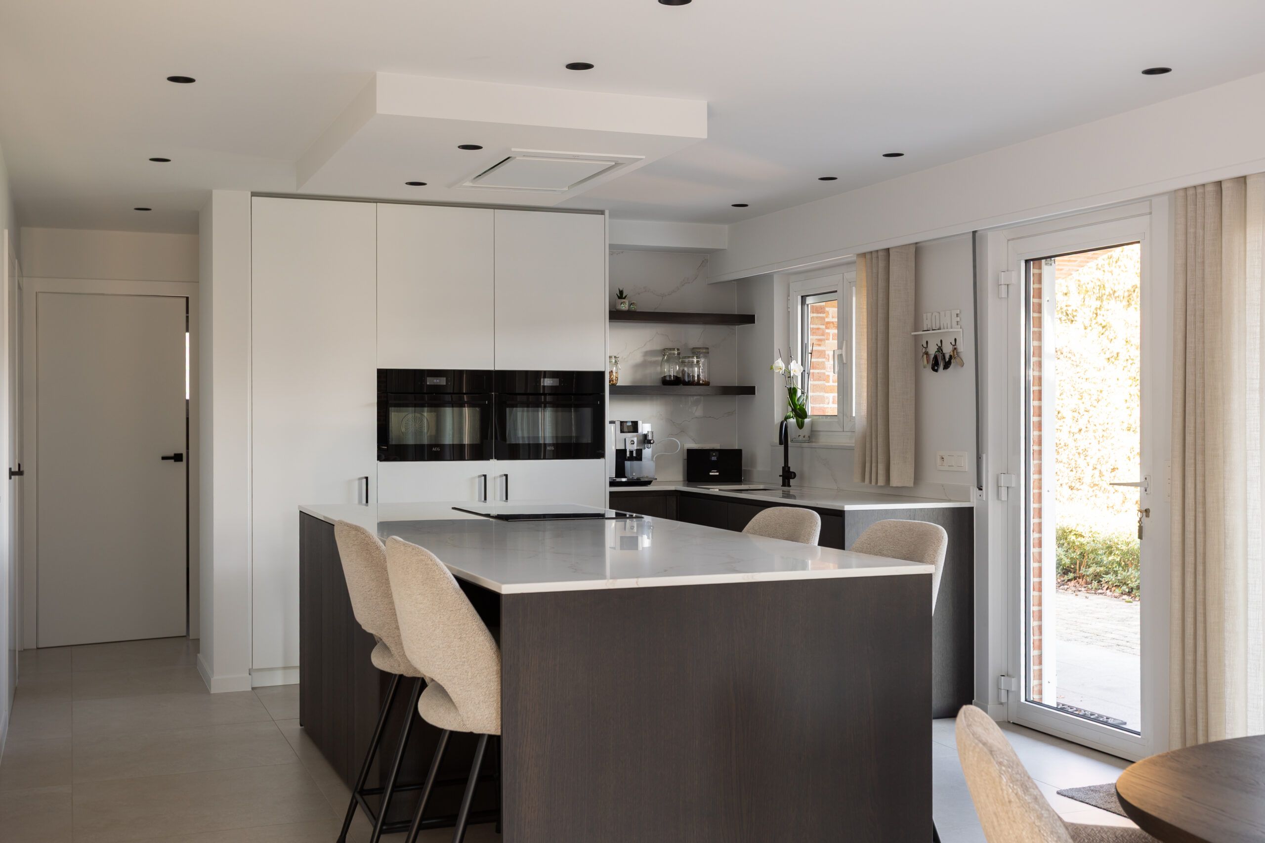 Keuken dik fineer poedrlak greeploos zwart greep composiet calacata oro gold eiland 2