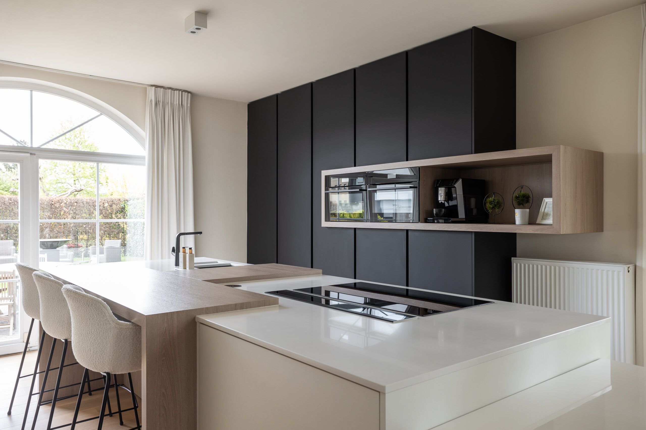 Keuken mat zwart fenix hpl houtstructuur composiet frosty white