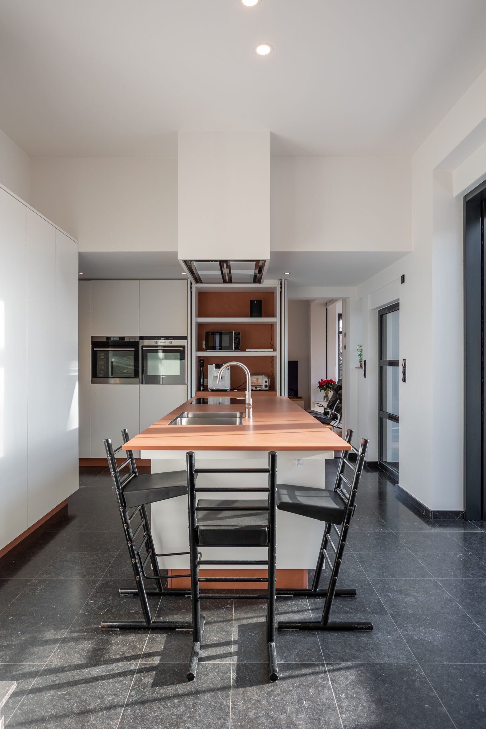 Keuken zijdeglans ral9016 umber eiland met zitgedeelte