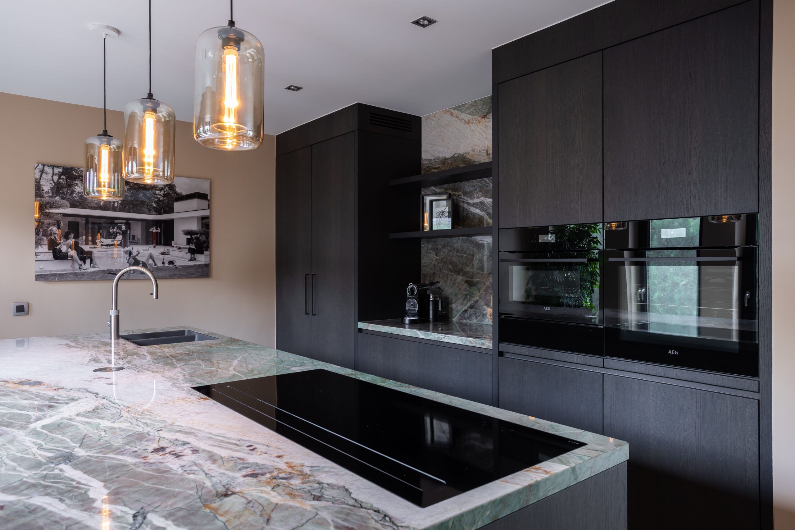 Keuken fineer beits be34ma kwartsiet gaultier green kastenwand eiland inductiekookplaat novy panorama