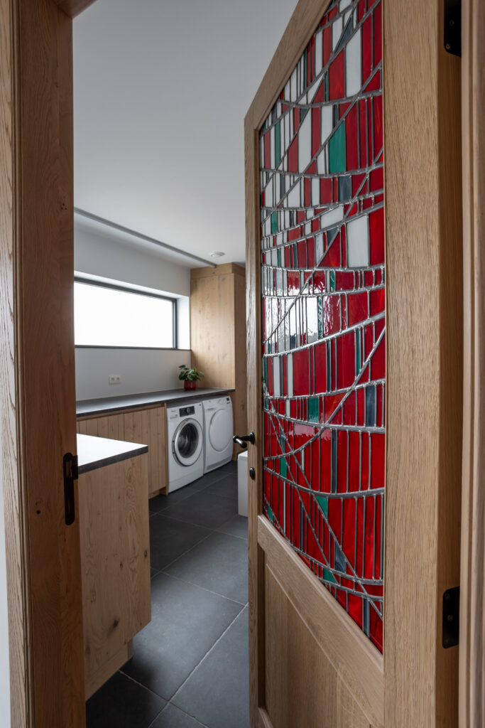 Deur eik glasvlak glas in lood rood