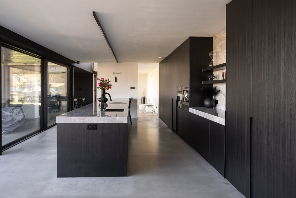 Keuken hpl schaduwzwart keramiek onyx eiland greeploos kastenwand profielgreep