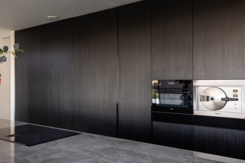 Keuken hpl schaduwzwart keramiek onyx kastenwand ingewerkte deur