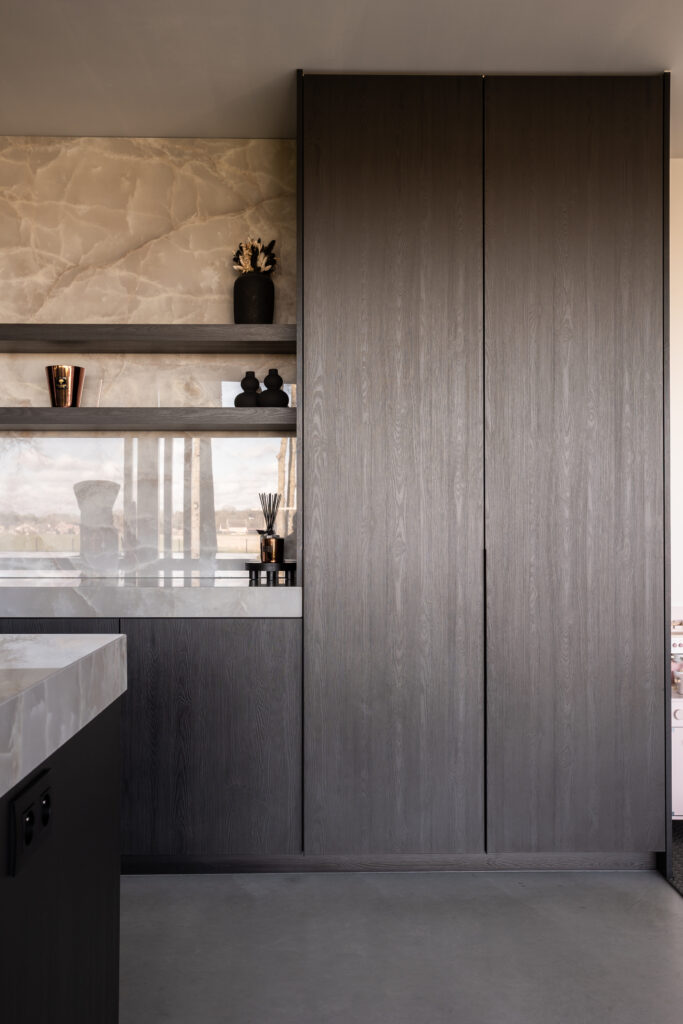 Keuken hpl schaduwzwart keramiek onyx kolomkasten plafondhoog aeg koelkast profielgreep