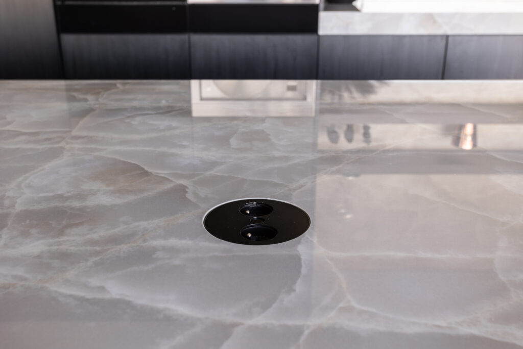 Keuken hpl schaduwzwart keramiek onyx stopcontact eiland werkblad