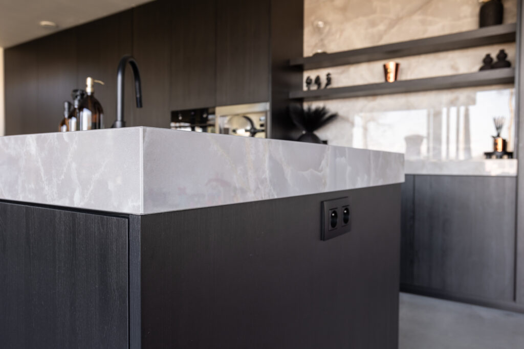 Keuken hpl schaduwzwart keramiek onyx stopcontact zijwand eiland