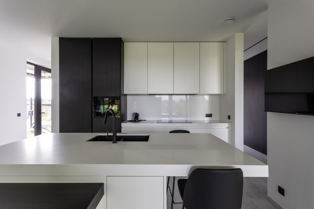 Keuken zwart wit egger zwart houtstructuur wit composiet frosty white