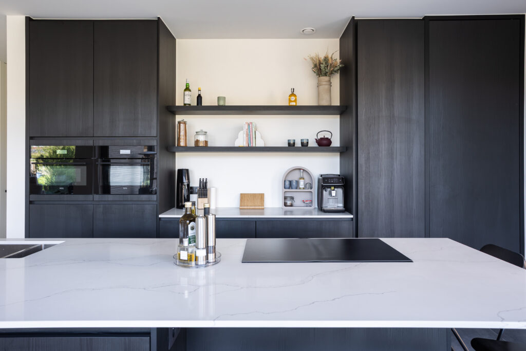 Keuken melamine egger black oak composiet calacatta oro gold aeg inductiekookplaat met kookveldafzuiging