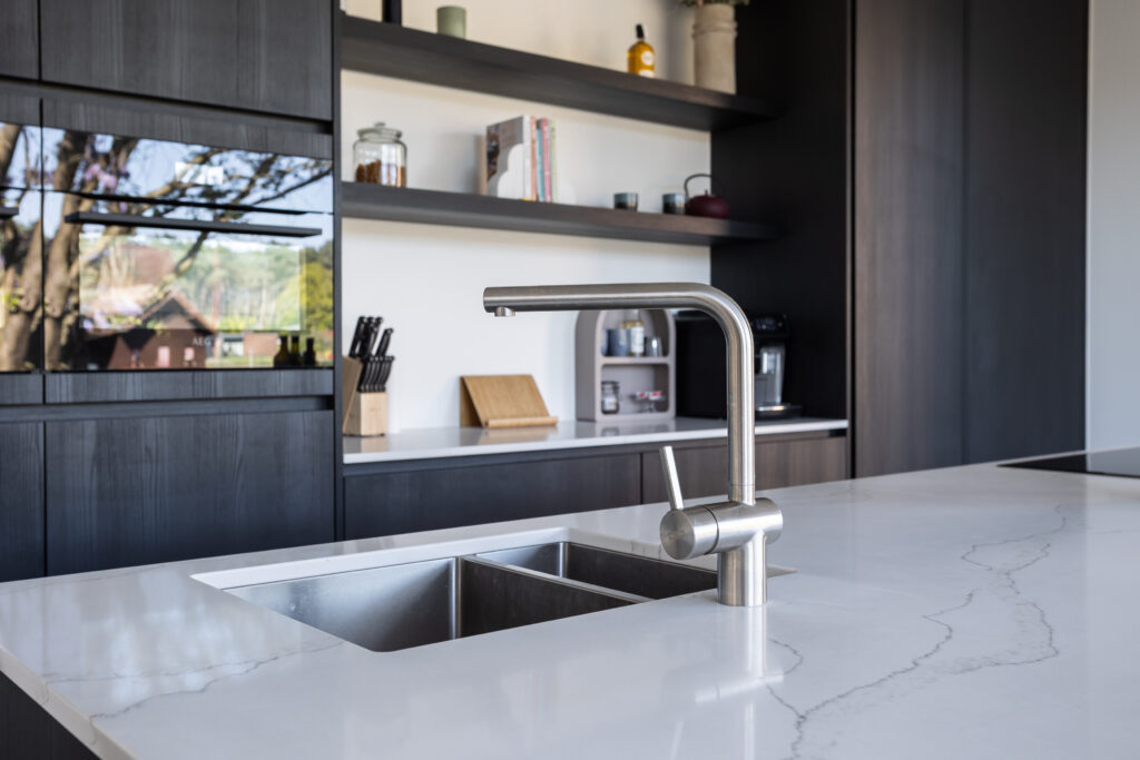 Keuken melamine egger black oak greeploos composiet calacatta oro gold aeg combi oven kraan franke spoelbak caressi 2