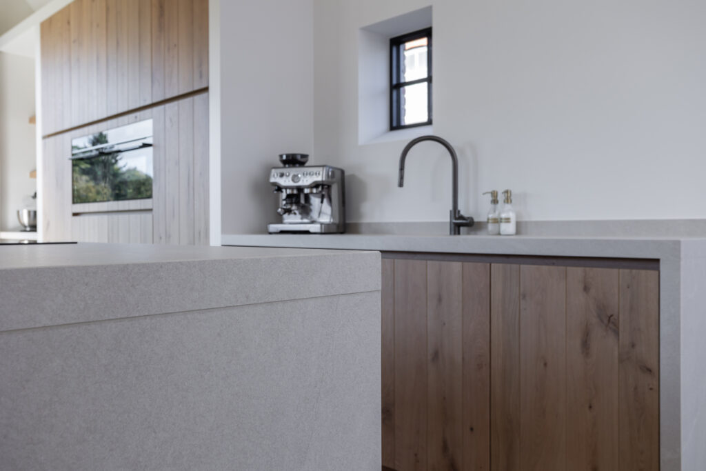 Keuken eik gegroefd keramiek pacific bianco plus