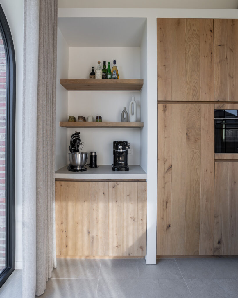 Keuken eik gegroefd keramiek pacific bianco plus greeploos koffiekhoek