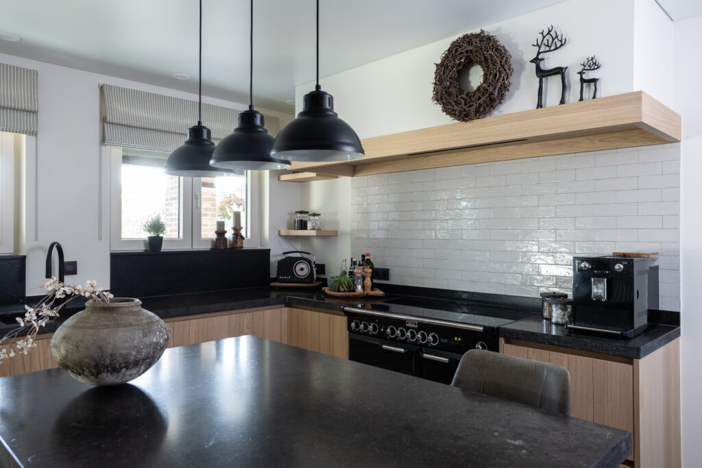 Keuken fineer dosse 2dekeus beits gegroefd vgroef arduin schouw schouwbalk fornuis eiland