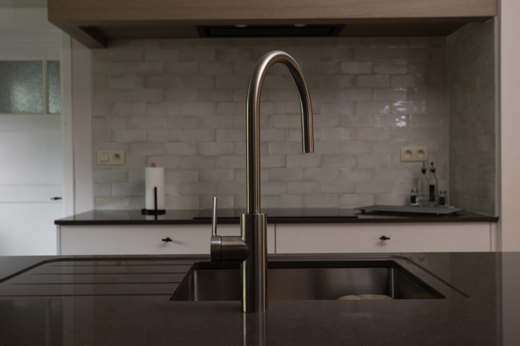 Keuken onderkasten melamine decor composiet caressi spoelbak kraan uitgefreesd verlek natte zone belgian storm just franssen