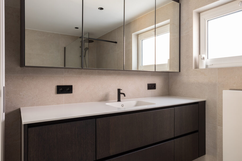 Badmeubel dik fineer greeploos wastfelblad corian 2
