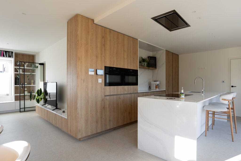Keuken cleaf s128 pembroke greeploos composiet calacatta gold aansluitend tv meubel