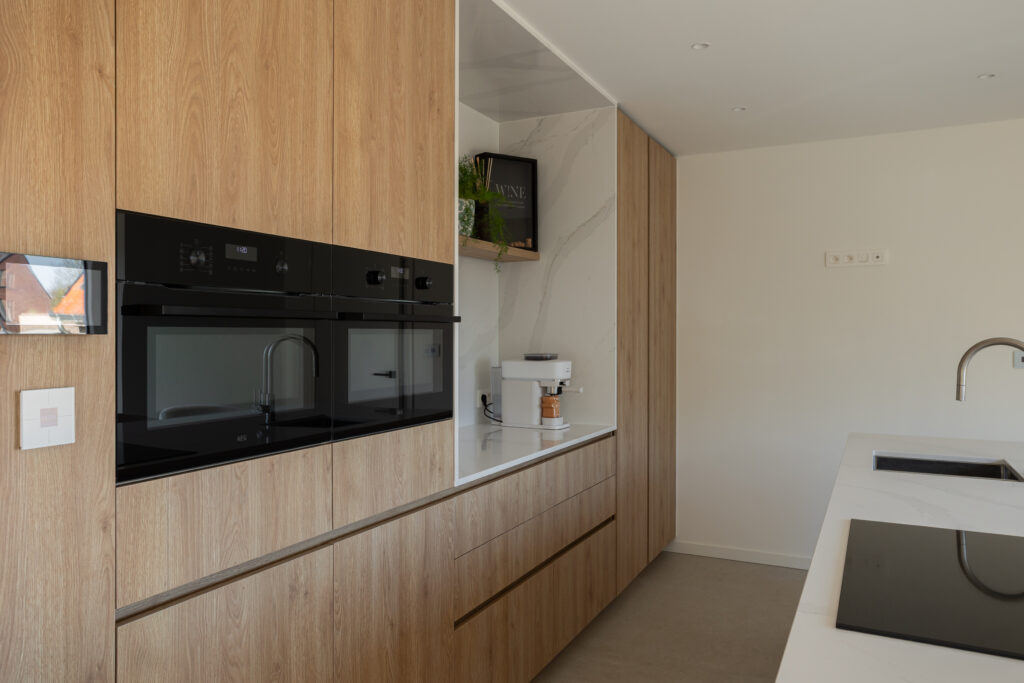Keuken cleaf s128 pembroke greeploos composiet calacatta gold aeg comb ovens koffienis