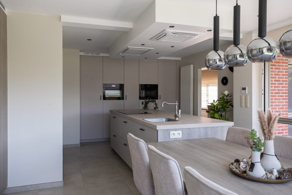 Keuken decor beige grey lorenzo oak kasjmier composiet topus concrete aeg franke 1