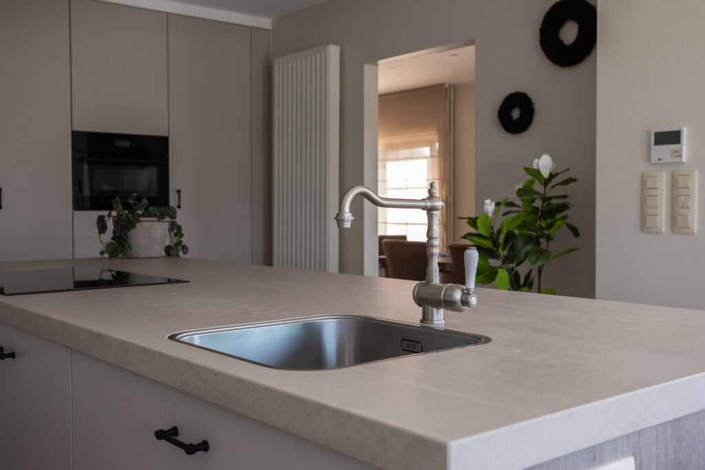 Keuken decor composiet topus concrete eiland franke spoelbak kvr kraan