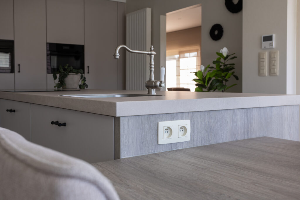 Keuken eiland decor beige grey lorenzo oak kasjmier composiet topus concrete tafel aan eiland detail