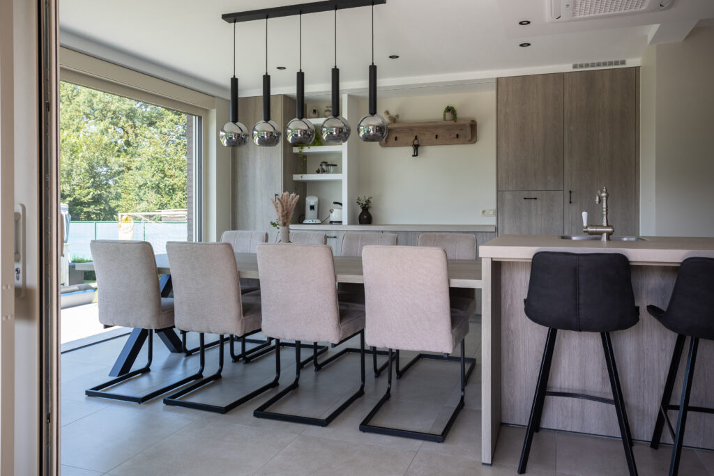 Keuken maatwerk kast decor beige grey lorenzo oak kasjmier composiet topus concrete tafel aan eiland 2